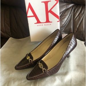 NIB Anne Klein Dark Brown Crocodile, low heels pumps, size 8.5 M